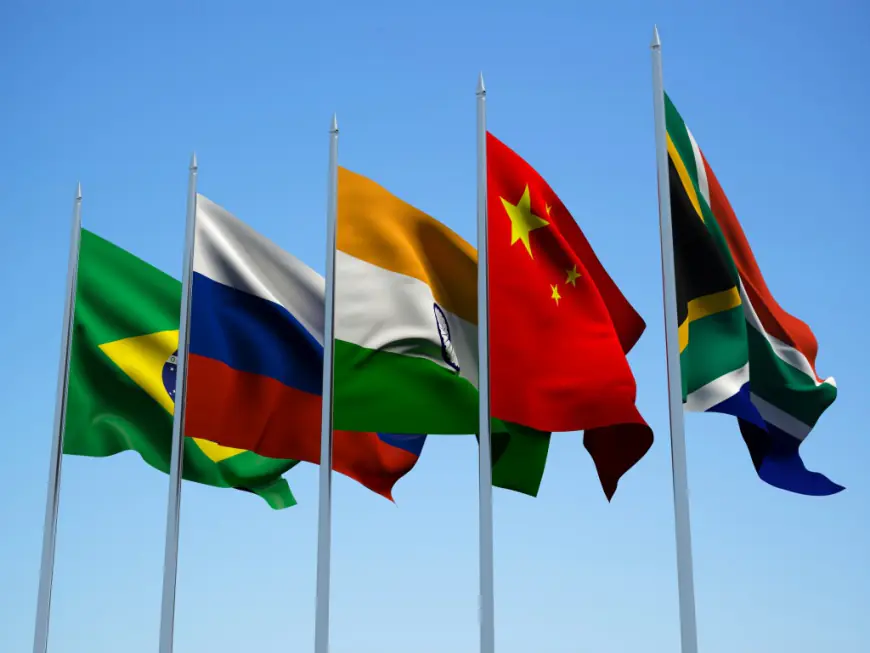 BRICS News: New World Currency for BRICS? Analyst Debunks the Myth of De-Dollarization