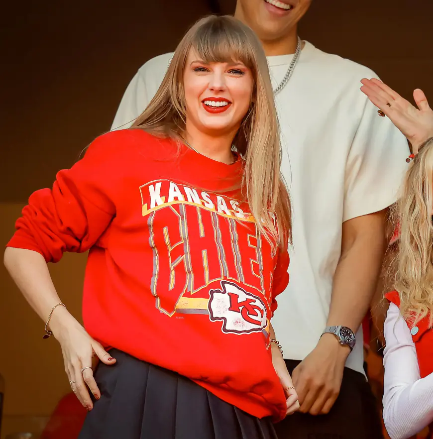 'Catwoman' Taylor Swift Gets Chiefs Game Shout-Out: ‘More of a Cat Lady’