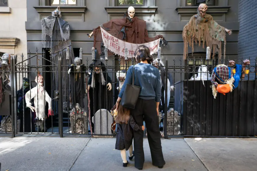 PHOTOS: Spooky Halloween decorations across Upper East Side