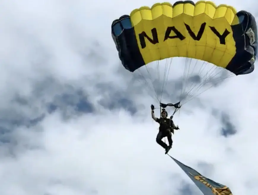 Video shows moments before Navy parachutist crashed into family during Fleet Week event