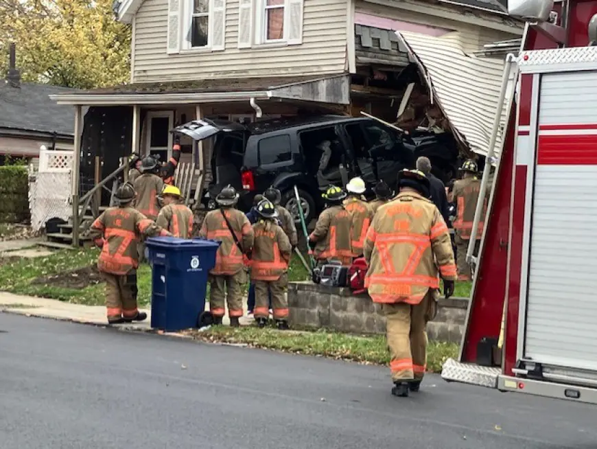 Car crashes into house on Forest Avenue