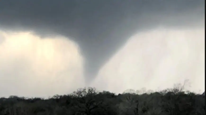 When and where are tornadoes most common in Texas?