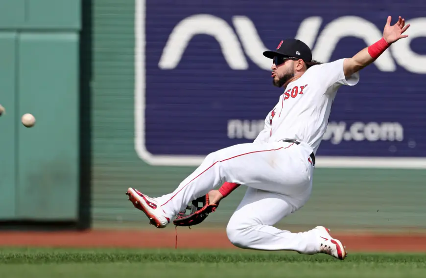 Red Sox rookie Abreu joins elite club with Gold Glove win