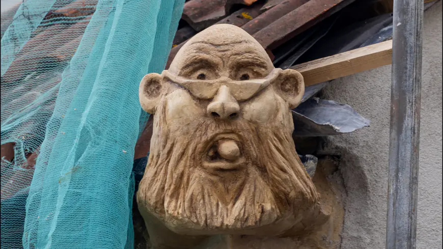 Builder who put up gargoyle of mayor in planning row keeps it despite facing jail