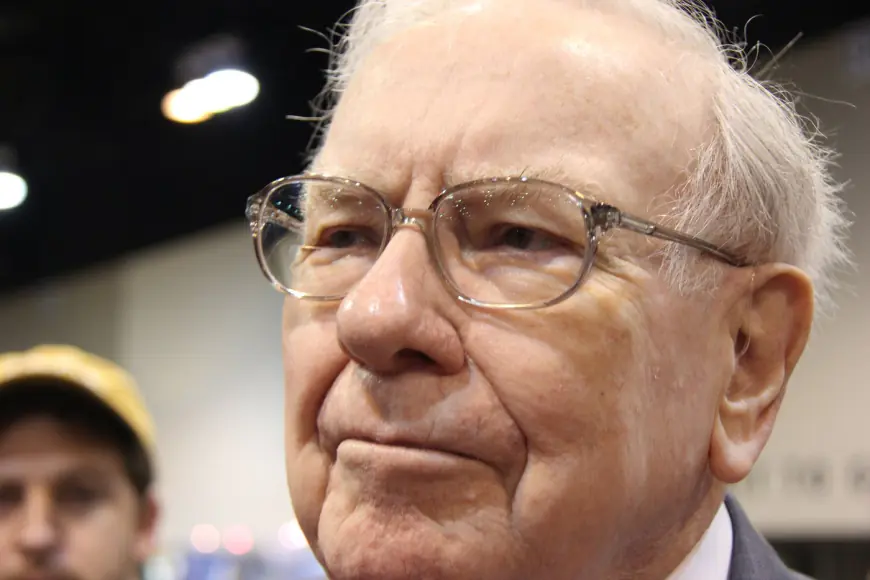 Warren Buffett Just Sent a $325 Billion Warning to Stock Investors