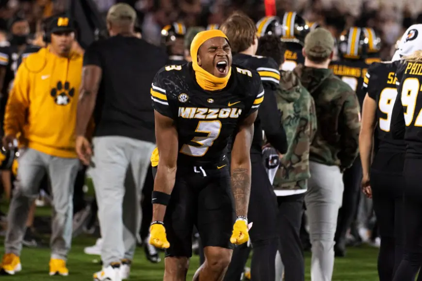 Wild fourth quarter, late turnover leads Mizzou to 30-23 win over Oklahoma