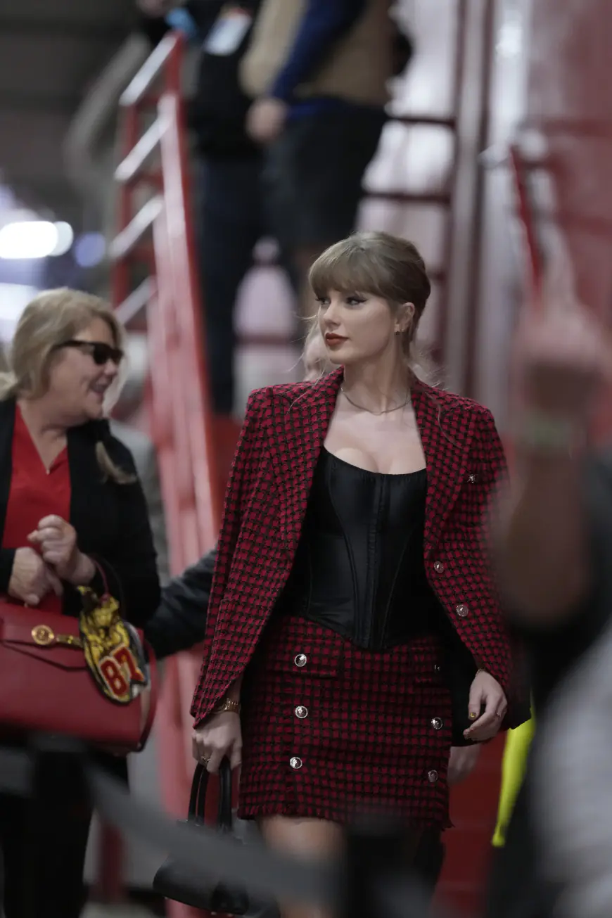 Taylor Swift’s mom Andrea subtly pays tribute to Travis Kelce at Chiefs vs. Broncos game