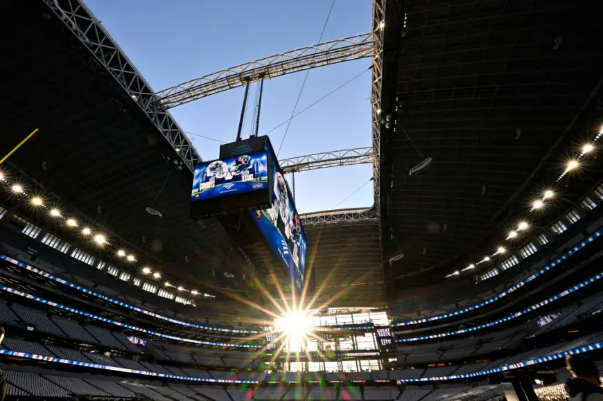 Piece of AT&T Stadium roof falls in scary incident before ‘Monday Night Football’