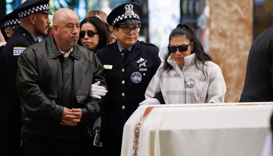 Funeral del oficial de policía Enrique Martínez atrae a cientos de personas: ‘Hemos perdido a un héroe’