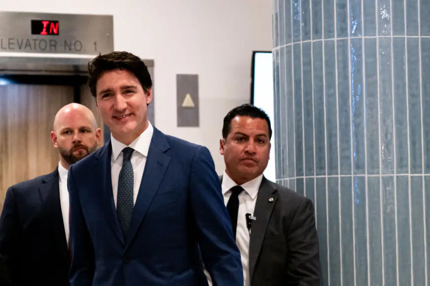 Canadian PM Trudeau flies to Florida to meet with Trump after tariffs threat