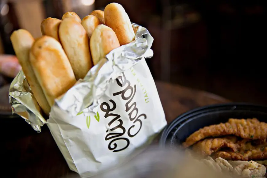 Olive Garden responds after diner claims to find 'letters' on breadstick: 'We are concerned to see this'