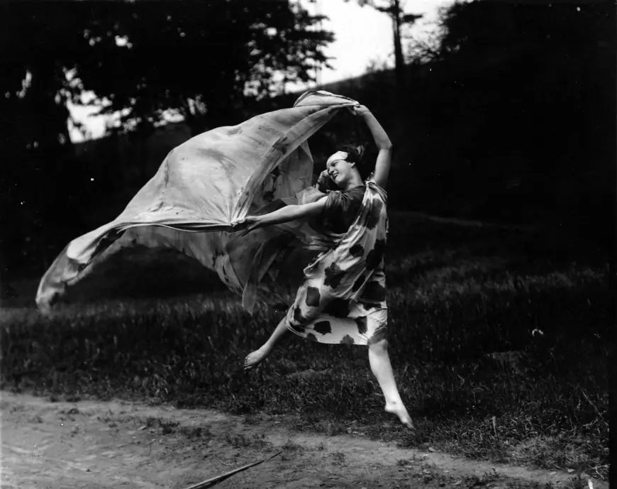 Count Taylor Swift and Shakira as Fans of Dancer Loïe Fuller, Subject of a New Documentary