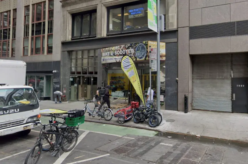 Fire breaks out in Midtown Manhattan e-bike shop, 1 firefighter injured