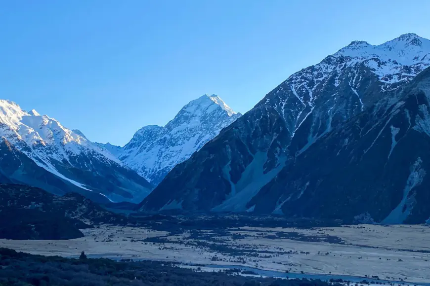 Weather hampers search for a Californian and 3 other climbers missing on New Zealand’s highest peak