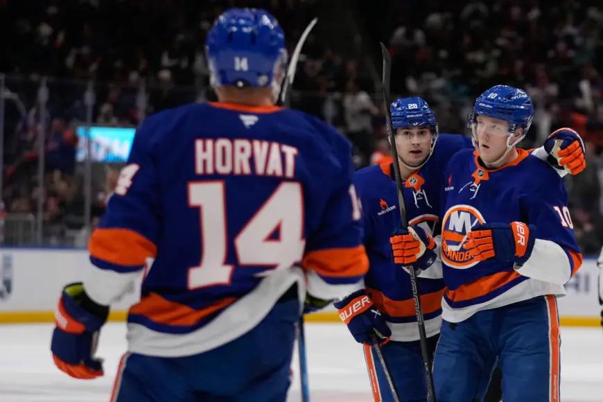 Simon Holmstrom, Noah Dobson lead Islanders to 5-4 win over Blackhawks