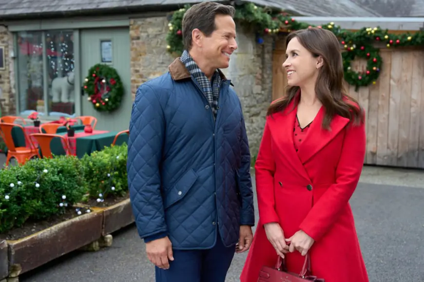 How to write a holiday rom-com for TV, according to the experts