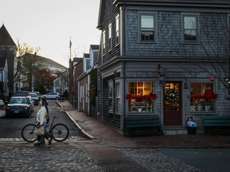 Business losses continue to mount after blackout hits Nantucket Christmas Stroll