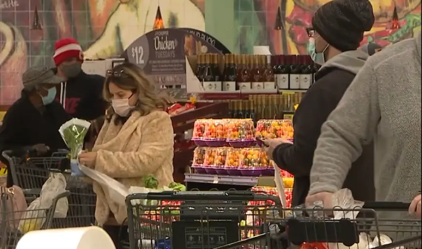 What stores are open on Christmas Eve and Christmas Day?