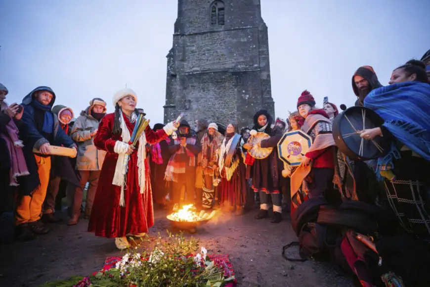 Thousands greet the winter solstice at the ancient Stonehenge monument