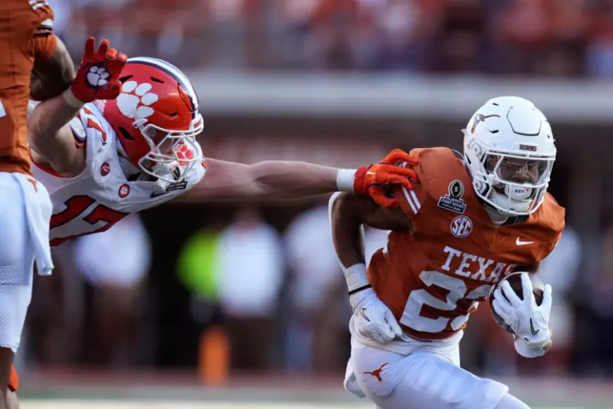 Texas builds 28-10 halftime lead in CFP 1st round behind rush attack