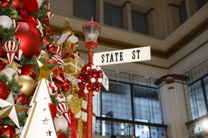 Last-minute holiday shoppers flock to Chicago's State Street for Christmas Eve