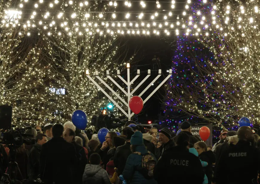 Time-limit on display of Menorah in Lake Forest’s Market Square draws criticism