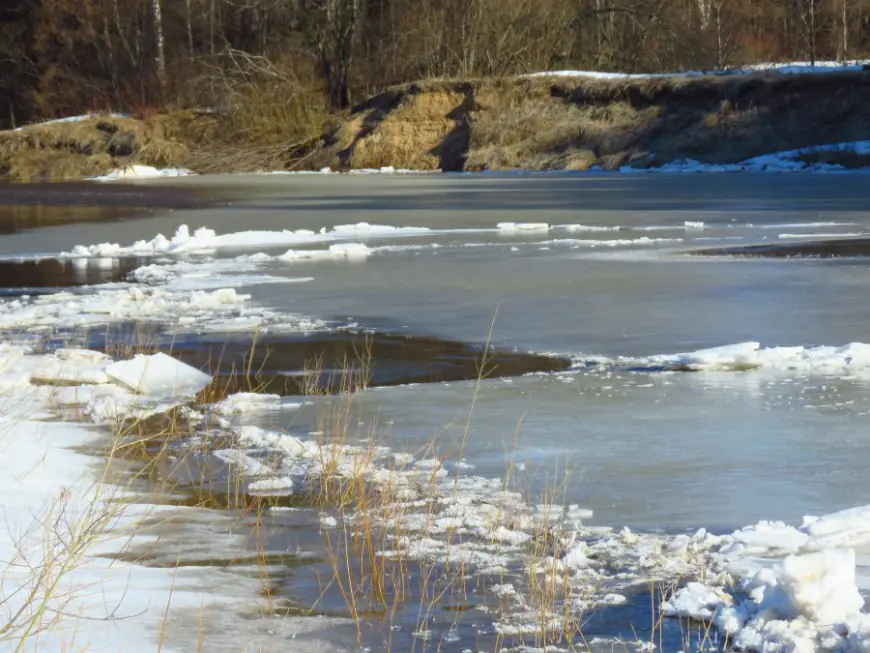 Truck falls through ice on Pontoosuc Lake