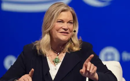 US Senator Cynthia Lummis Discusses Bitcoin Reserve, Stablecoin Legislation, and Market Structure Bill at Bitcoin 2025 Conference