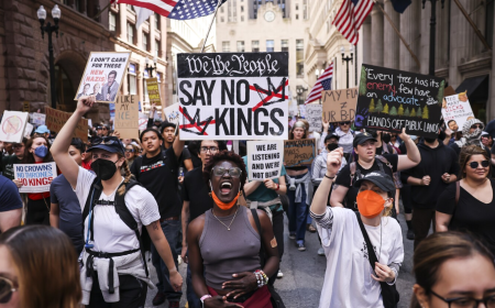 Protestas ‘No Reyes' en Chicago y en todo el país llenan calles para oponerse a las políticas de Trump