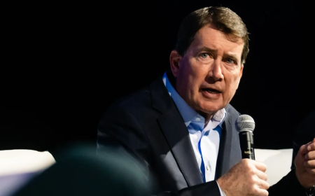 The CLARITY Act Shouldn’t Be Included in the GENIUS Act Say Senator Hagerty, Analysts