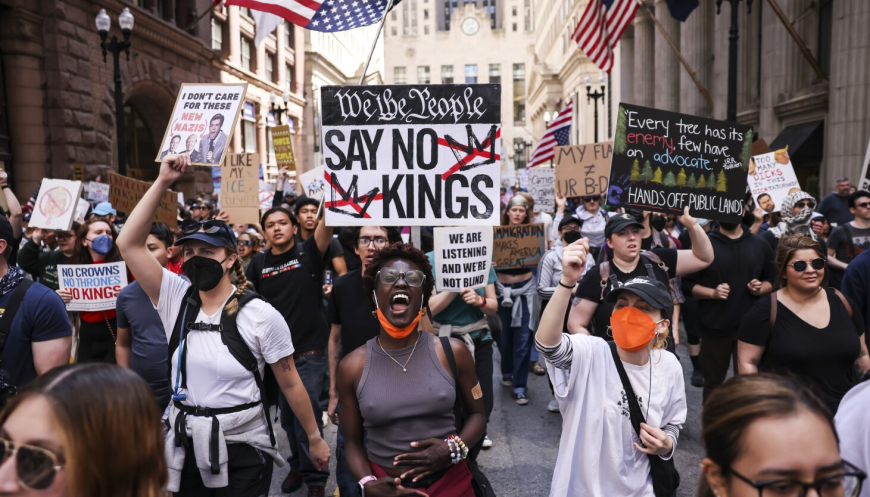 Protestas ‘No Reyes' en Chicago y en todo el país llenan calles para oponerse a las políticas de Trump